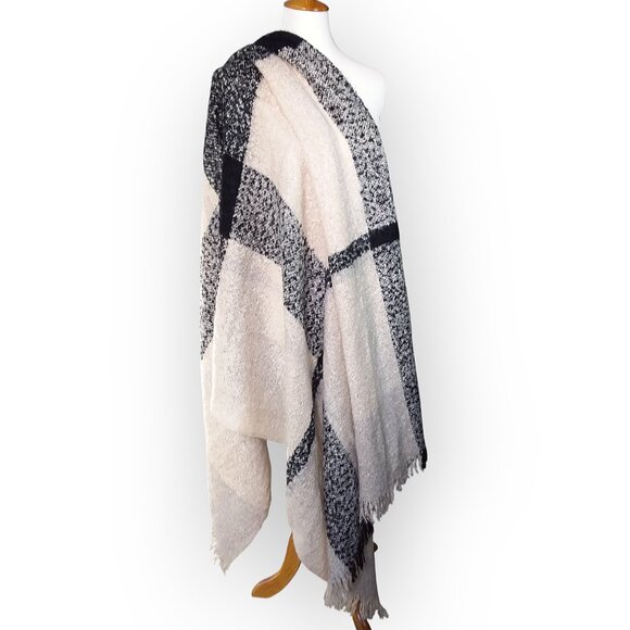 Free People Blanket Scarf OS Cream Black Plaid Boucle Knit Fringe 42in Wide - Picture 6 of 9